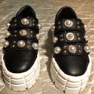 Karl Lagerfeld Size 5 Sneakers